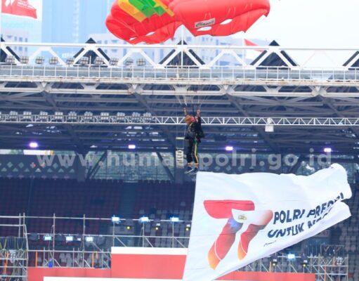 Atraksi Terjun Payung TNI-Polri Meriahkan HUT Bhayangkara ke 77