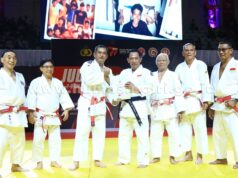 Kapolri Cup Judo: Ketua Persatuan Judo Indonesia Letjen Maruli Sematkan Sabuk Hitam Kepada Kapolri Jenderal Listyo Sigit