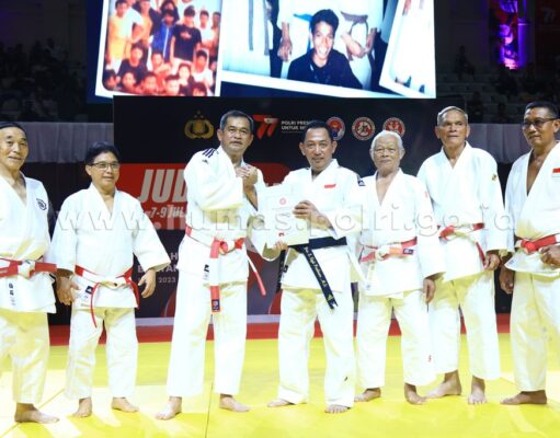 Kapolri Cup Judo: Ketua Persatuan Judo Indonesia Letjen Maruli Sematkan Sabuk Hitam Kepada Kapolri Jenderal Listyo Sigit