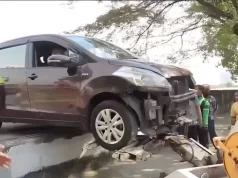 Gara-Gara Sopir Lihat Peta Digital, Mobil terperosok di Kali Mookevart