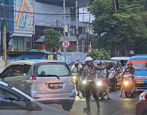 Laksanakan Pengaturan di Hari Kedua Operasi Patuh Samrat 2023, Personel Polresta Manado Siap Tindak Pelanggar Lalu Lintas