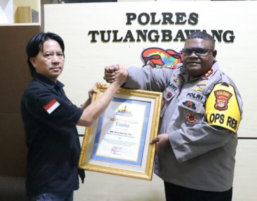 Kapolres Tulang Bawang Mendapat Piagam Penghargaan Dari Media Pikiran Lampung Grup