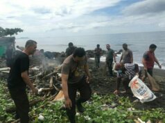 Puluhan Polisi Bersama Warga Lakukan Pembersihan Pantai Mangrove Desa Ratatotok