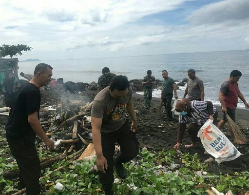 Puluhan Polisi Bersama Warga Lakukan Pembersihan Pantai Mangrove Desa Ratatotok