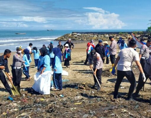 Peduli Terhadap Lingkungan, Polresta Padang Gelar Giat Bersih-Bersih