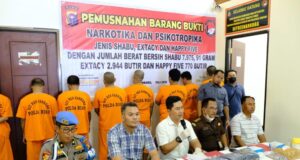 Polda Riau Musnahkan 8 Kg Sabu, 2.944 butir Pil Ektasi Serta 770 Happy Five Milik 10 Tersangka