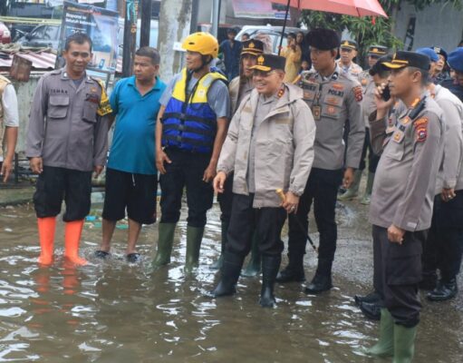 Kapolresta Padang Dampingi Kapolda Sumbar Saat Meninjau Bencana Banjir di Padang