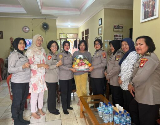 Jelang Hari Jadi Polwan ke-75, Srikandi Cantik Dari Polres Metro Depok Kunjungi Rumah Senior Polwan