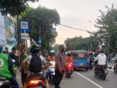Bhabinkamtibmas Kel. Gunung Sahari Selatan Monitor Siswa Masuk Sekolah untuk Antisipasi Kemacetan