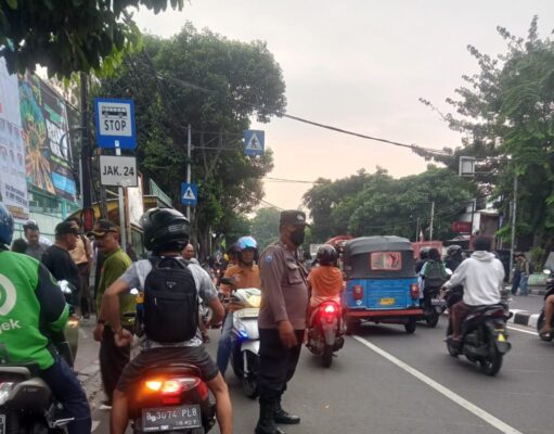 Bhabinkamtibmas Kel. Gunung Sahari Selatan Monitor Siswa Masuk Sekolah untuk Antisipasi Kemacetan
