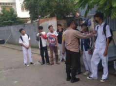 Bhabinkamtibmas Kelurahan Jatipadang Berikan Himbauan Kepada Anak Sekolah yang Nongkrong