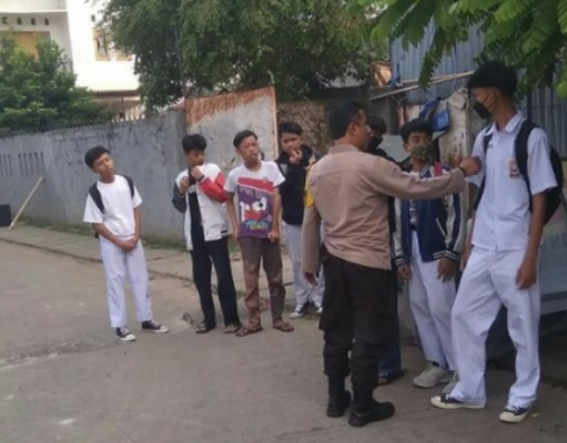 Bhabinkamtibmas Kelurahan Jatipadang Berikan Himbauan Kepada Anak Sekolah yang Nongkrong