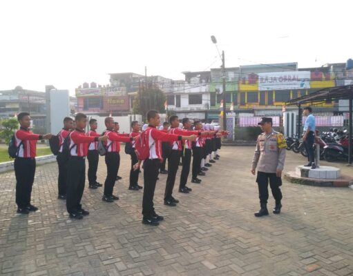 Bhabinkamtibmas Kel. Curug Kulon Lakukan Pembinaan PASKIBRA
