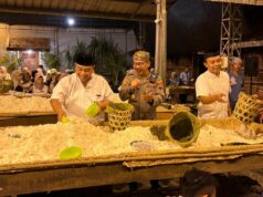 Kapolres Kudus Meninjau Langsung Proses Memasak dan Membungkus Nasi Jangkrik Dalam Acara Buka Luwur Makam Sunan Kudus