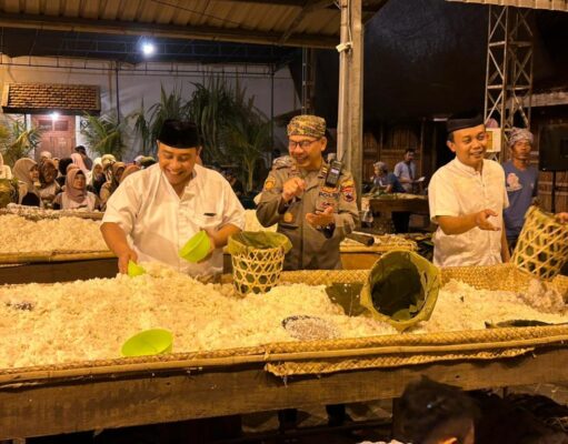 Kapolres Kudus Meninjau Langsung Proses Memasak dan Membungkus Nasi Jangkrik Dalam Acara Buka Luwur Makam Sunan Kudus