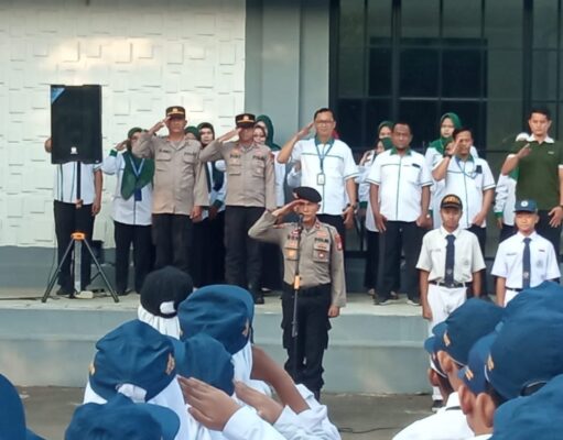 Kasat Samapta Res Depok Menjadi Irup Upacara Bendera SMP Setia Negara Pancoranmas