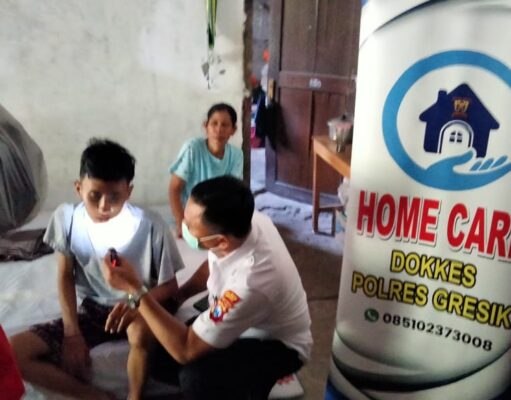 Tindaklanjuti Jumat Curhat, Polres Gresik Cek Kesehatan dan Beri Bantuan Korban Laka