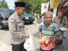Jum’at Berkah, Polresta Mojokerto Berbagi Nasi Kotak Kepada Jemaah Masjid Al Ihklas