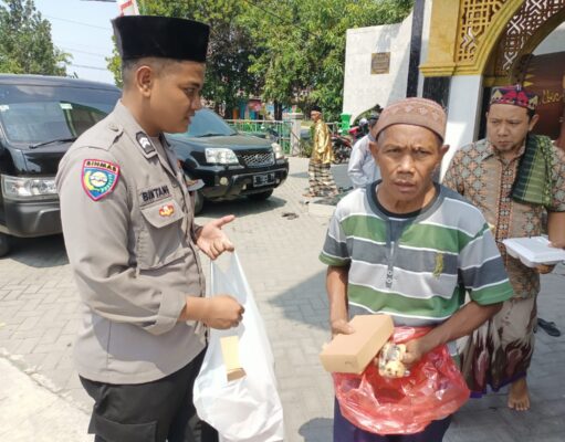 Jum’at Berkah, Polresta Mojokerto Berbagi Nasi Kotak Kepada Jemaah Masjid Al Ihklas