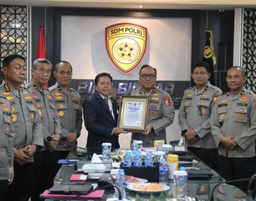 As SDM Irjen Dedi Prasetyo Terima Presisi Award Berkat Keterbukaan Rekrutmen Polri