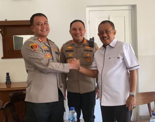 Akhiri Kesalahpahaman Kabag Ops Polrestabes Surabaya dan Wawali Armudji Saling Berjabat Tangan