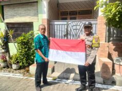 Jelang HUT RI Ke 78, Anggota Bhabinkamtibmas Polsek Pedurungan Bagi Bendera Merah Putih