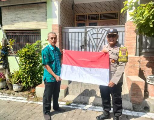 Jelang HUT RI Ke 78, Anggota Bhabinkamtibmas Polsek Pedurungan Bagi Bendera Merah Putih