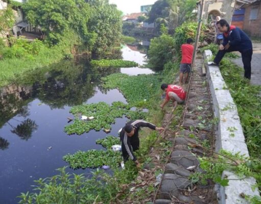 Bhabinkamtibmas Polsek Pekalongan Timur Giat Kerja Bakti