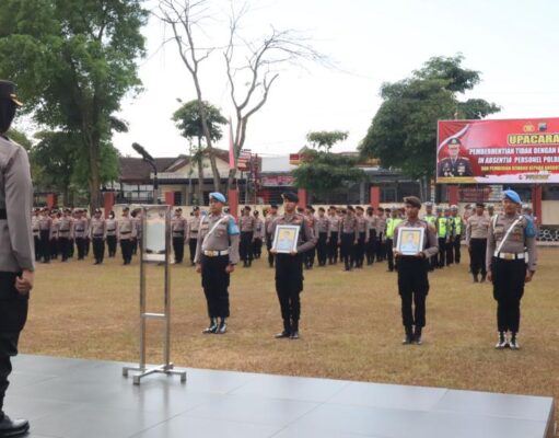 Kapolres Salatiga Pimpin Upacara PTDH 2 Personil Polres Salatiga