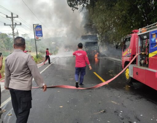 Truk Wing Bok Muat Permen Habis Terbakar di Cilacap