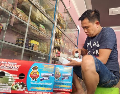 Bripka Weros Anggota Polres Brebes Optimalkan UMKM Telor Asin “Cah Angon”