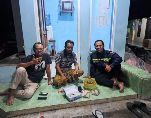 Bhabinkamtibmas Polsek Ngaliyan Gelar Patroli Malam Warga RT 6 RW 1 Kelurahan Wonosari