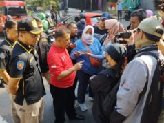 Kapolsek Banyumanik Pantau Pembongkaran PKL Di Jalan Gombel Lama Semarang