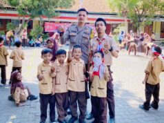 Bhabinkatibmas Polsek Semarang Selatan Tunjukkan Polisi Sahabat Anak Di SD Peterongan Semarang