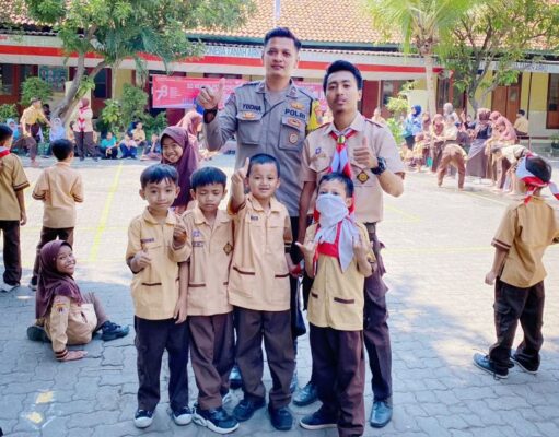 Bhabinkatibmas Polsek Semarang Selatan Tunjukkan Polisi Sahabat Anak Di SD Peterongan Semarang