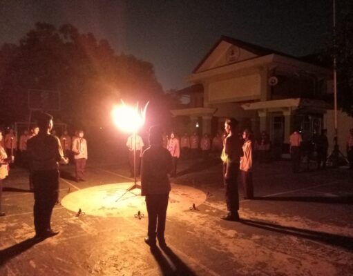 Bhabinkamtibmas Polsek Banyumanik Hadir Renungan Malam Hari Jadi Pramuka di SMAN 4 Semarang