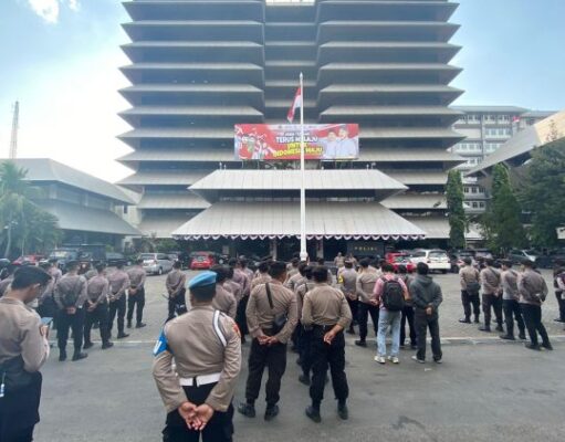 Kabag Ops Polrestabes Semarang Pimpin Pengamanan Unras Di Gedung DPRD Prov Jateng