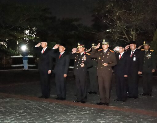 Kapolda Jateng, Pangdam Dan Gubernur Jateng Gelar Upacara Renungan Suci HUT RI Ke 78 Di Taman Makam Pahlawan Giri Tunggal Semarang