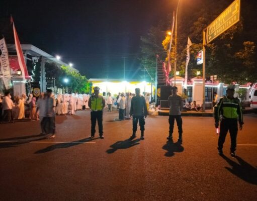 Anggota Polres Pati Gerak Cepat Urai Kemacetan Arus Lalu Lintas Di Alun – Alun