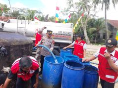 Kemarau Panjang, Polsek Patimuan dan PMI Cilacap Salurkan Air Bersih