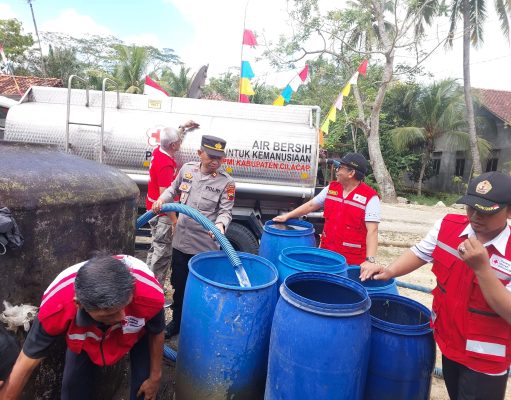 Kemarau Panjang, Polsek Patimuan dan PMI Cilacap Salurkan Air Bersih