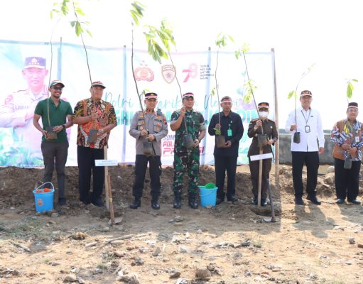 Penanaman Pohon Serentak “Polri Lestarikan Negeri Penghijauan Sejak Dini” di Wilayah Kota Pekalongan