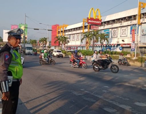 Pelaksanaan Pengaturan Arus Lalin Di Titik Rawan Kemacetan Dipimpin Langsung Kapolsek Banyumanik
