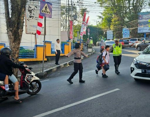 Giat Polwan Polda Sulut Atur Lalu Lintas Pagi Di Kota Manado