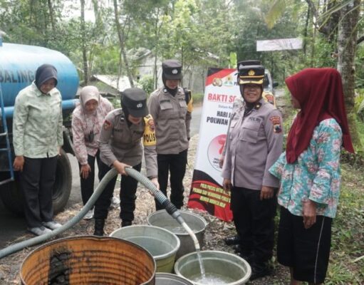 Desa Kaliori Dapat Bantuan Air Bersih Dari Polwan Polres Purbalingga