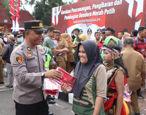 Polres Trenggalek Dukung Penuh Pencanangan, Pengibaran dan Pembagian Bendera Merah Putih