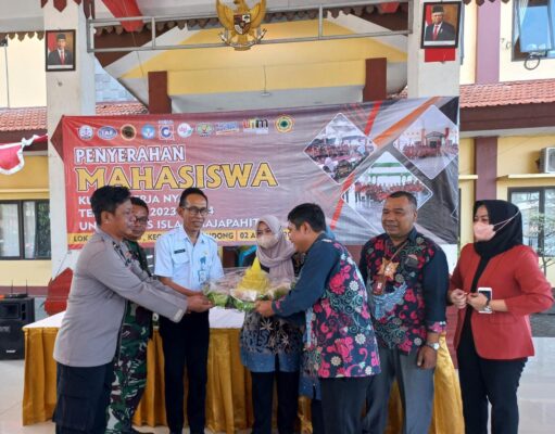 Penyerahan Mahasiswa KKN, Waka Polsek Dawar Blandong : Tetap Jaga Kamtibmas dan Menjadi Contoh Baik Bagi Masyarakat