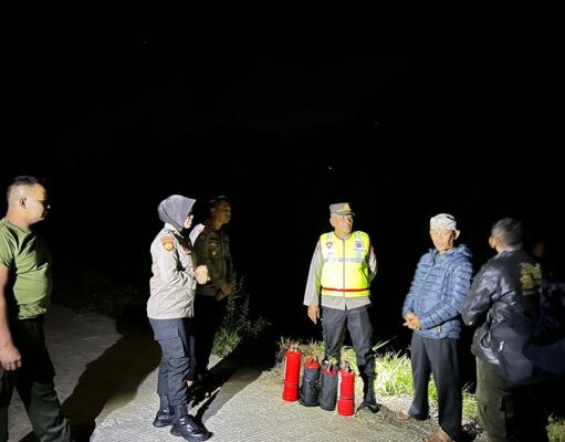 Gercep, Polisi Bersama TNI dan RPH Berhasil Padamkan Karhutla di Gunung Lingga Probolinggo