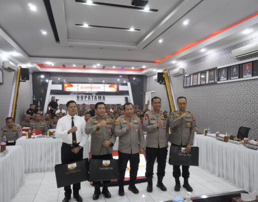 Kunjungi Polres Bojonegoro Kapolda Jatim Beri Penghargaan