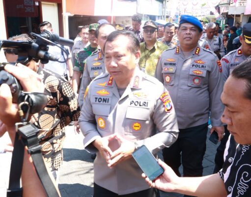 Dari Pintu ke Pintu Kapolda Jatim Kunjungi Warga Melalui Jum’at Curhat dan Jum’at Berkah